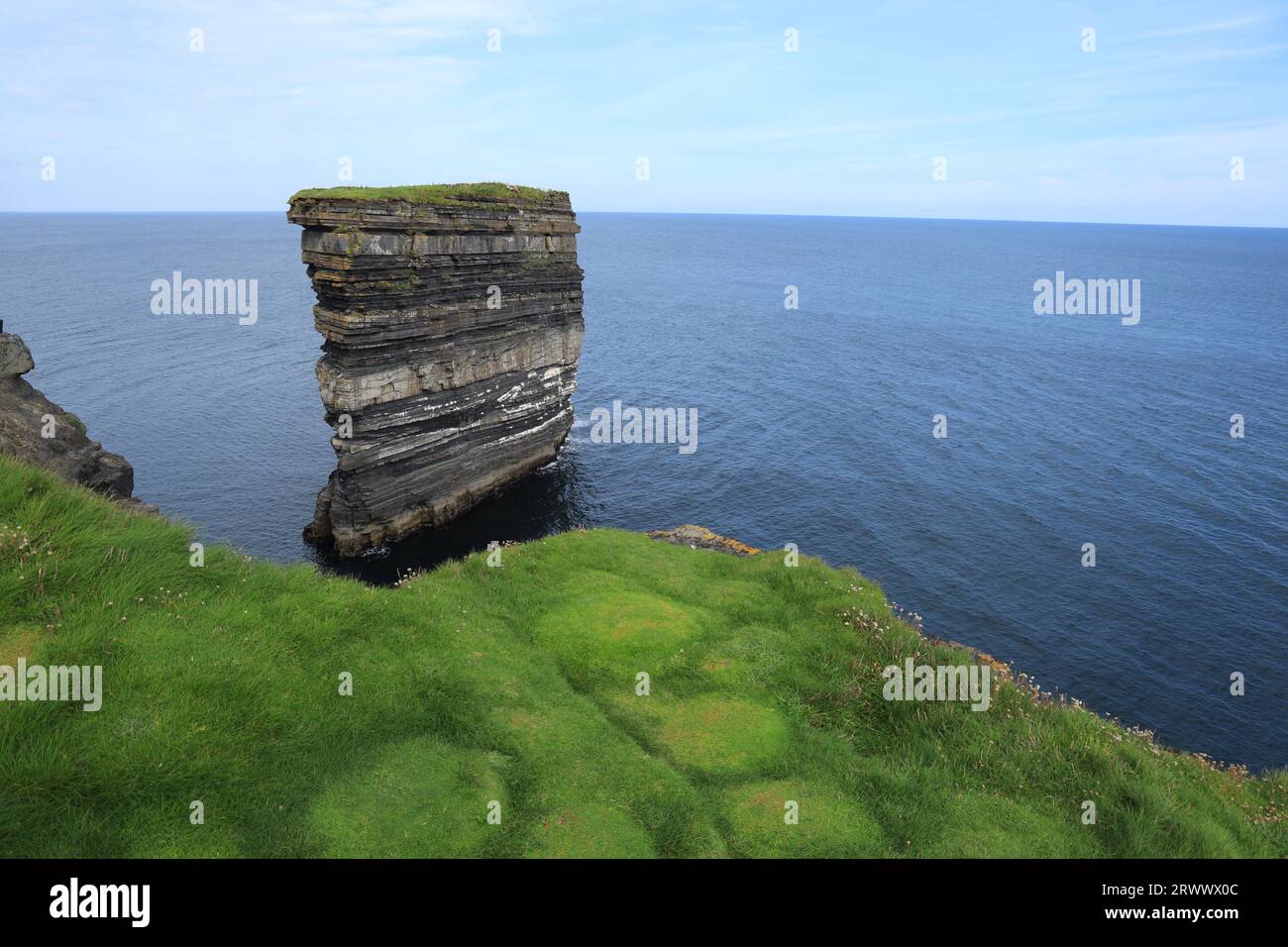 Dun Briste, ein Seestapel im Atlantik vor Downpatrick Head, County Mayo, Irland Stockfoto
