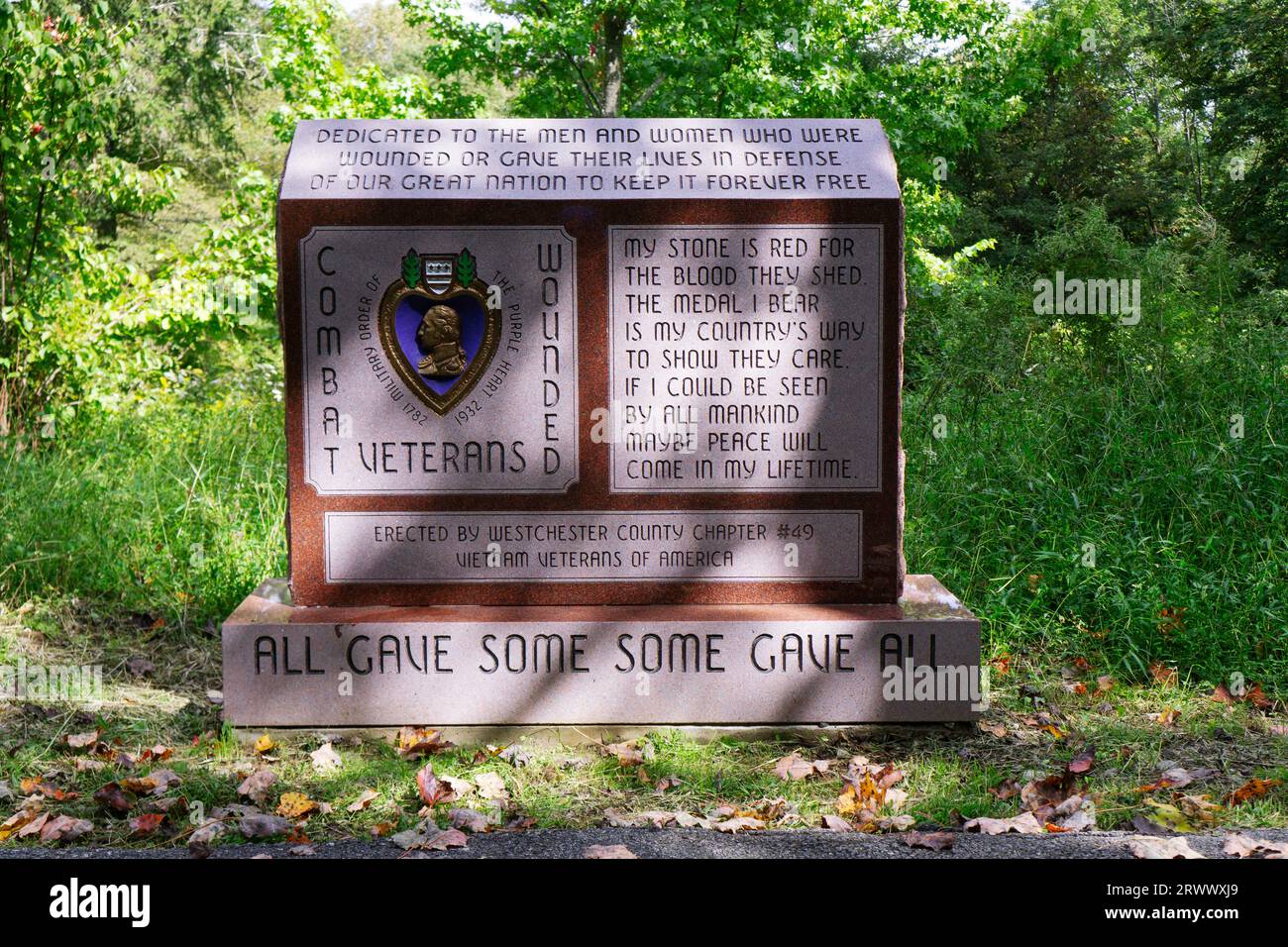 Ein Denkmal für Veteranen, die im Lasdon Park und Arboretum's Trail of Honor im Militärdienst verletzt wurden. In Katonah, Westchester, New York. Stockfoto