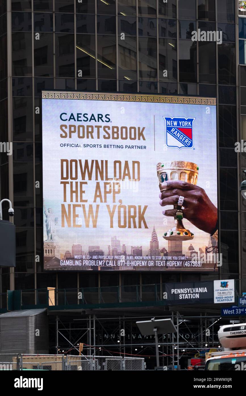 Eine gigantische Anzeige am Madison Square Garden für Caesars Sportsbook, eine Online-Sportwetten-Website. Online-Wetten sind jetzt in New York legal. Stockfoto