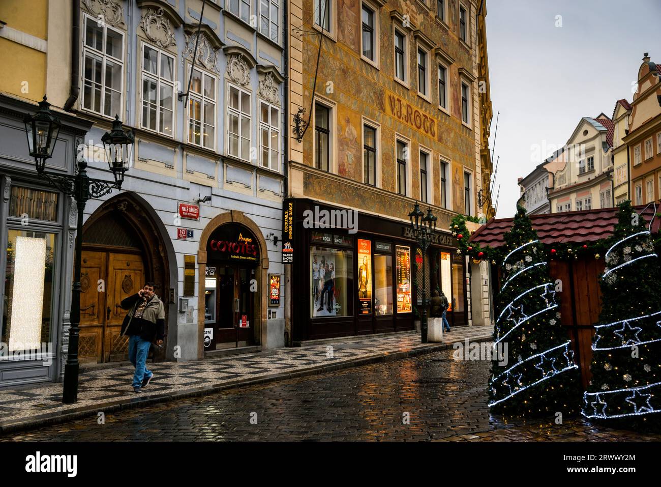 Barock- und Renaissancearchitektur und ein gotisches Portal auf dem Kleinen Platz von Maké Namestí in Prag, Tschechische Republik. Stockfoto