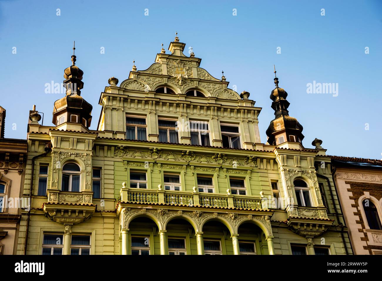 Mitteleuropäische Jugendstilarchitektur am Flussufer in Prag, Tschechische Republik. Stockfoto