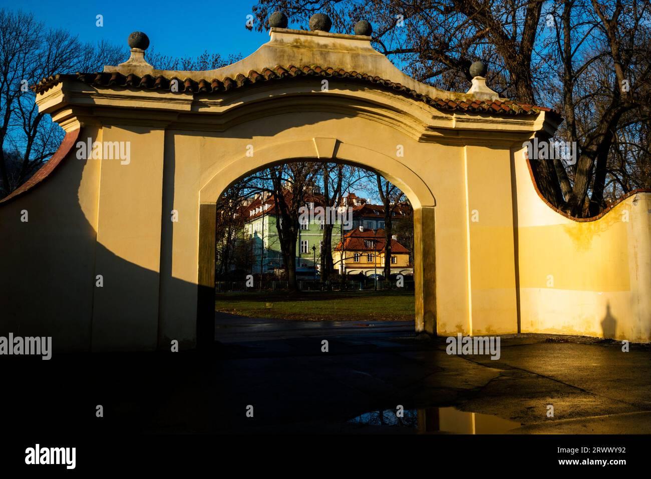 Bogenförmiger Eingang zum Kampa-Park in NiederPrag, Tschechische Republik. Stockfoto
