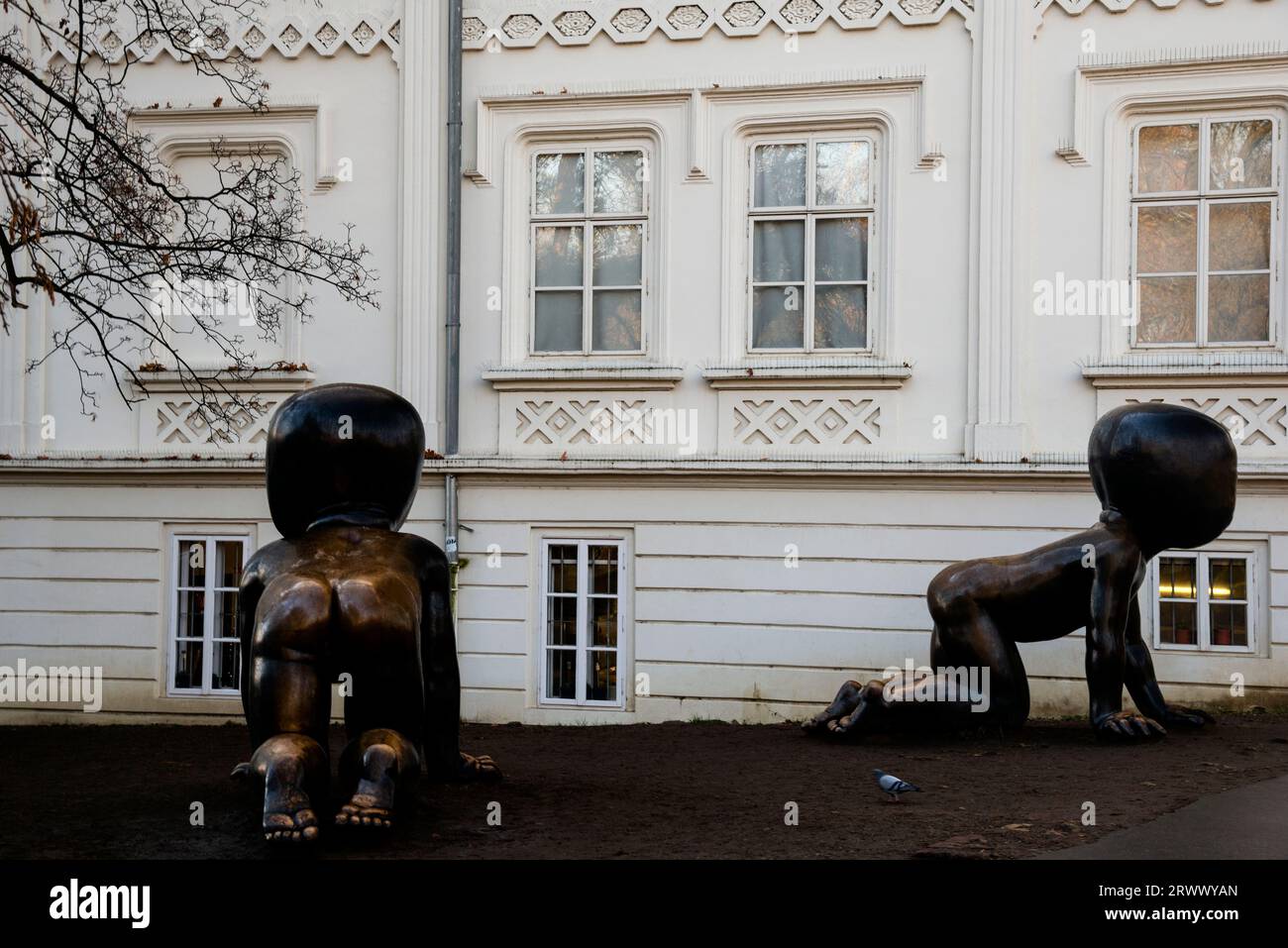 Bronze „Babys“ wurde 2008 vom tschechischen Künstler David Černy auf der Insel Kampa in Prag installiert. Stockfoto