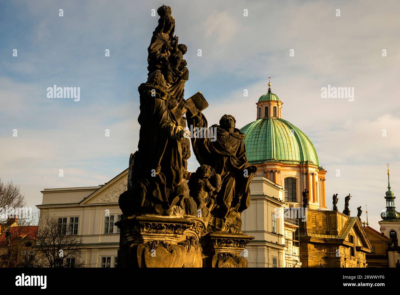 Barocke Kuppel von St.. Franziskus von Assisi und Statue der Madonna, des heiligen Dominikus und Thomas von Aquin in Prag, Tschechische Republik. Stockfoto