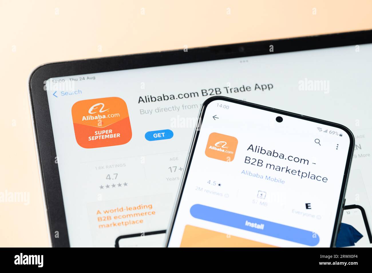 New York, USA - 24. August 2023: Alibaba App auf Ipados und google Store auf Smartphone und ipad Bildschirm Nahansicht Stockfoto