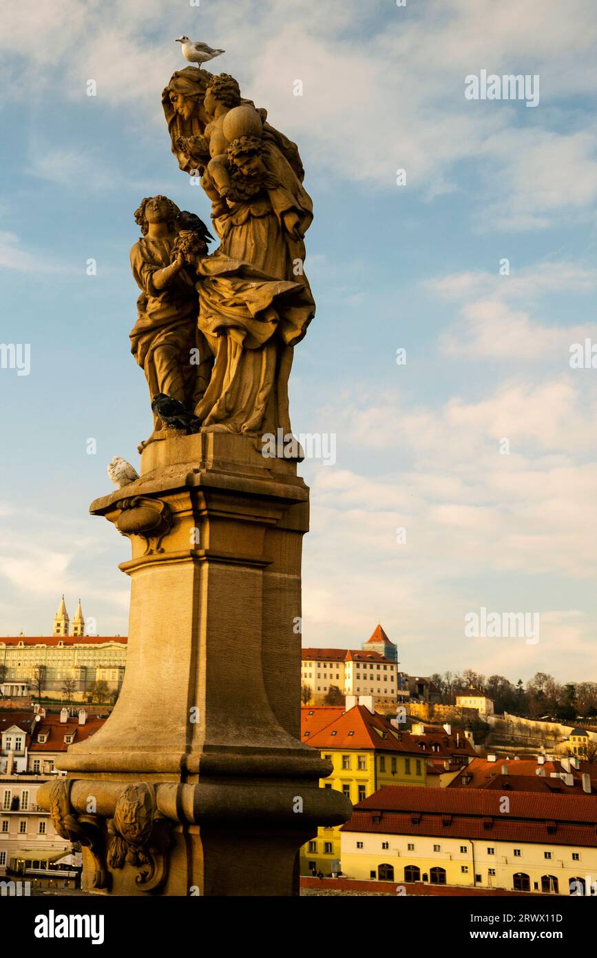 Statue der Heiligen Anna, Mutter der Jungfrau Maria, auf der Karlsbrücke in Prag, Tschechische Republik. Stockfoto