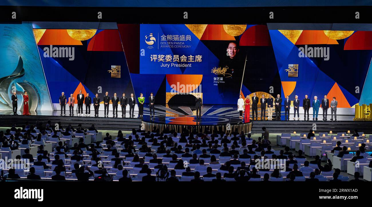 (230921) -- CHENGDU, 21. September 2023 (Xinhua) -- Mitglieder der Jury der ersten Golden Panda Awards sind auf der Bühne in Chengdu, Südwestchinas Provinz Sichuan, 20. September 2023 zu sehen. Am Mittwoch wurden die ersten Golden Panda Awards, eine internationale Kulturinitiative, die Erfolge in den Bereichen Film, Fernsehen, Dokumentarfilm und Animation ehrt, bekanntgegeben. Die Golden Panda Awards werden alle zwei Jahre von der südwestchinesischen Provinz Sichuan, der Heimat des riesigen Panda, ausgerichtet. Insgesamt 7.024 Film- und Fernseharbeiten wurden als Einsendungen eingereicht, 4.927 internati Stockfoto
