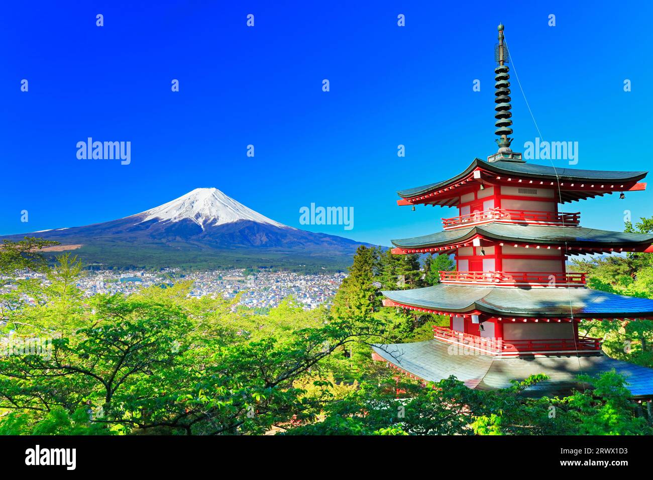 Mt. Fuji mit frischem Grün und Schnee auf der fünfstöckigen Pagode vom Niikurayama Sengen Park Stockfoto