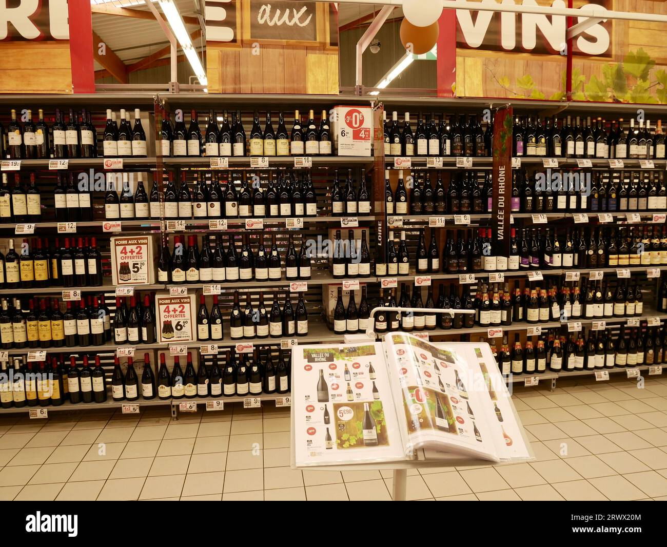 Auswahl an französischen Weinen zum Verkauf in einem französischen Supermarkt. Stockfoto
