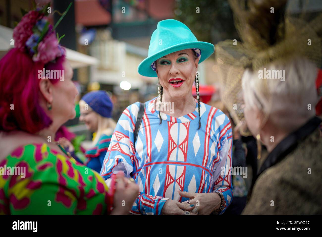 London, Großbritannien. September 2023. London Colour Walk am Old Spitalfields Market. Die monatliche Farbenextravaganz setzt ihre Zusammenkünfte auf dem Markt fort, mit ihren lebendigen Motiven, die stolz ihr selbstgemachtes und exzentrisches Kleid zeigen. Der Künstler und Modedesigner, der seit Dezember 2016 von Florent Bidois organisiert wird, trägt maßgeblich dazu bei, die Versammlungen zu inspirieren und kreative Menschen zu ermutigen, die Farbe und Kleidung lieben. Guy Corbishley/Alamy Live News Stockfoto