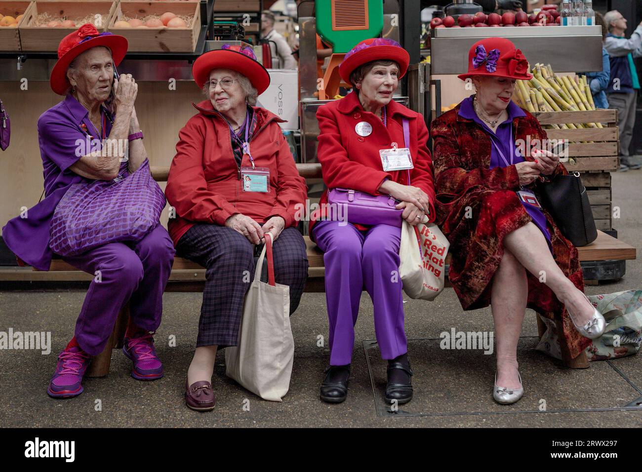 London, Großbritannien. September 2023. London Colour Walk am Old Spitalfields Market. Die monatliche Farbenextravaganz setzt ihre Zusammenkünfte auf dem Markt fort, mit ihren lebendigen Motiven, die stolz ihr selbstgemachtes und exzentrisches Kleid zeigen. Der Künstler und Modedesigner, der seit Dezember 2016 von Florent Bidois organisiert wird, trägt maßgeblich dazu bei, die Versammlungen zu inspirieren und kreative Menschen zu ermutigen, die Farbe und Kleidung lieben. Guy Corbishley/Alamy Live News Stockfoto