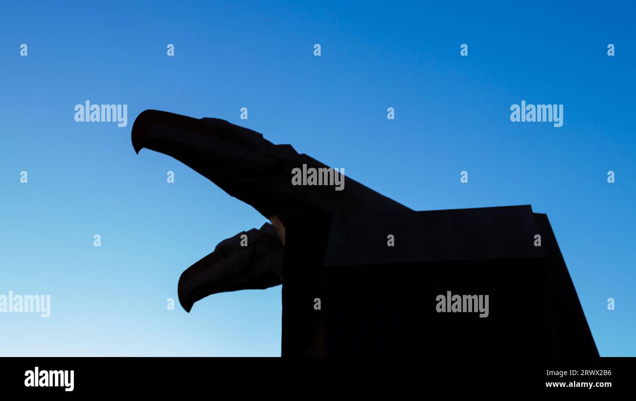 Hintergrund, blau und aquagrün abbauen. Abstrakte Tapete im Retro-Stil. Silhouette einer doppelköpfigen Adlerstatue. Stockfoto