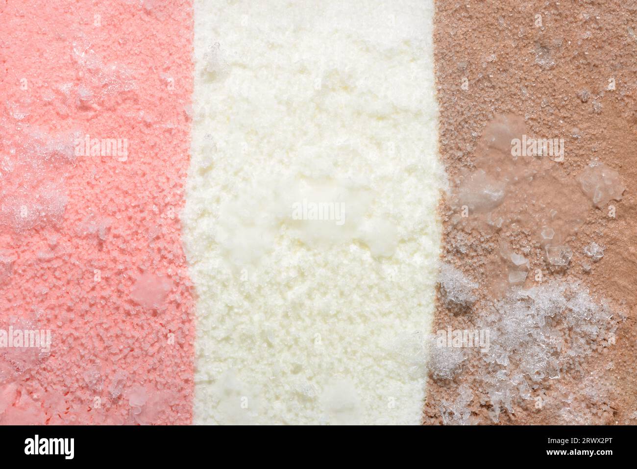 Textur aus rosa, weißen und Schokoladeneis mit eisähnlichem Hintergrund, Nahaufnahme. Stockfoto