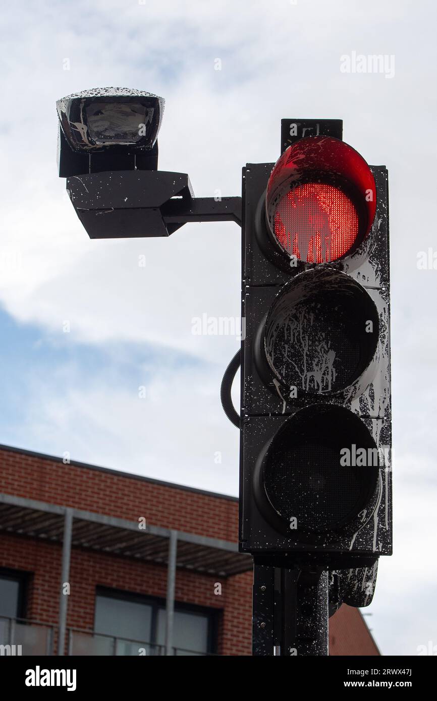 Ruislip, Großbritannien. September 2023. Ein von einem Vigilanten über das Objektiv einer ULEZ-Kamera in Ruislip im Londoner Stadtteil Hillingdon gesprühter Lack bedeutet, dass die Zulassungsnummern vorbeifahrender Fahrzeuge nicht erfasst werden können. Tausende umstrittene ULEZ-Kameras sind nach wie vor außer Betrieb, da sie von Vigilanten angegriffen werden. Das neue erweiterte ULEZ-System wurde ab dem 29. August 2023 im gesamten äußeren London Borough in Betrieb genommen. Die erweiterten ULEZ-Zonen wurden vom Londoner Bürgermeister Sadiq Khan und von Transport for London eingerichtet. Wer in ULEZ-Zonen fährt, in denen die Kameras in Betrieb sind, muss entweder ein ULE fahren Stockfoto