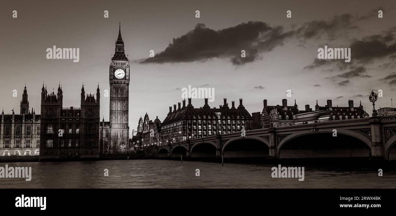 Big Ben, Westminster-Palast aka Houses of Parliament und Westminster Bridge in der Dämmerung, London, Vereinigtes Königreich. Stockfoto