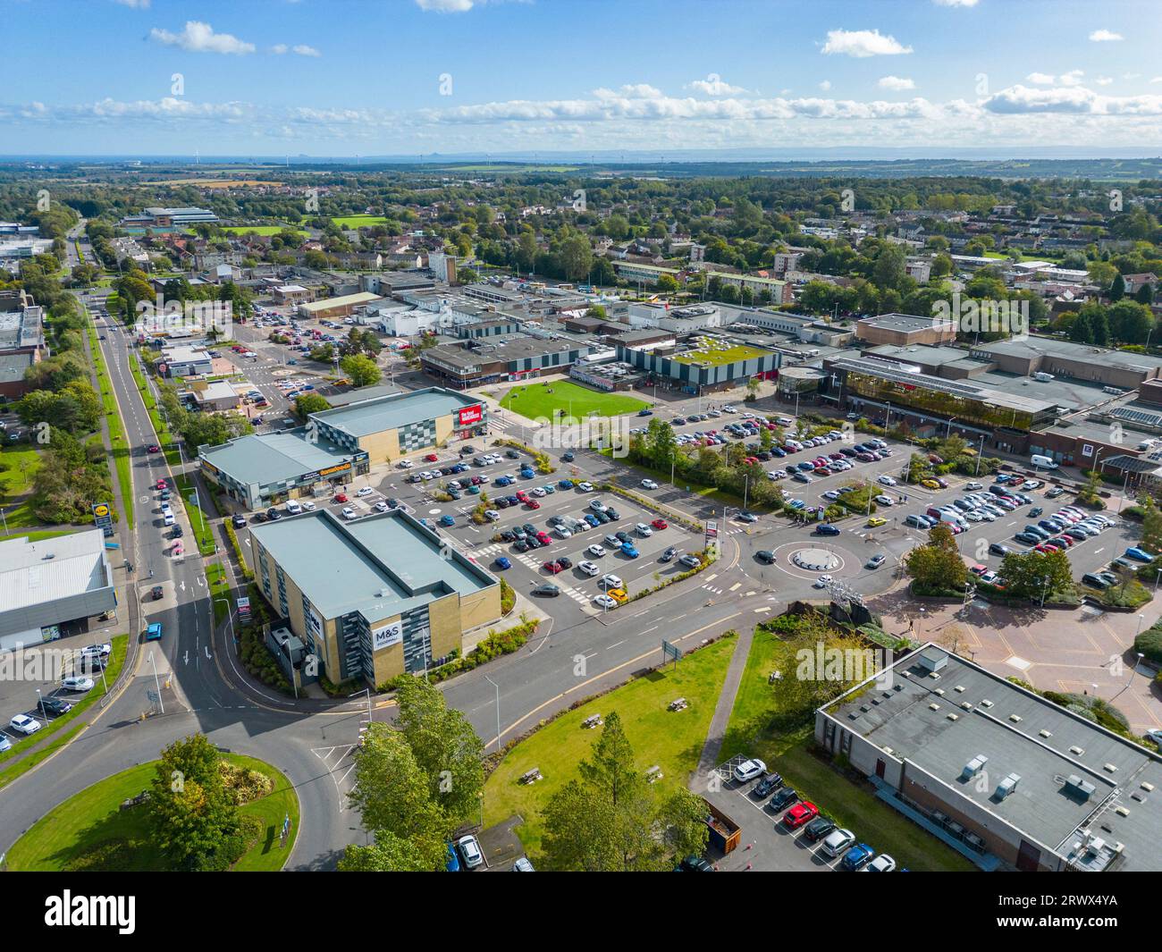 Luftaufnahme des Einkaufsparks im Stadtzentrum Glenrothes, Fife, Schottland, Großbritannien Stockfoto