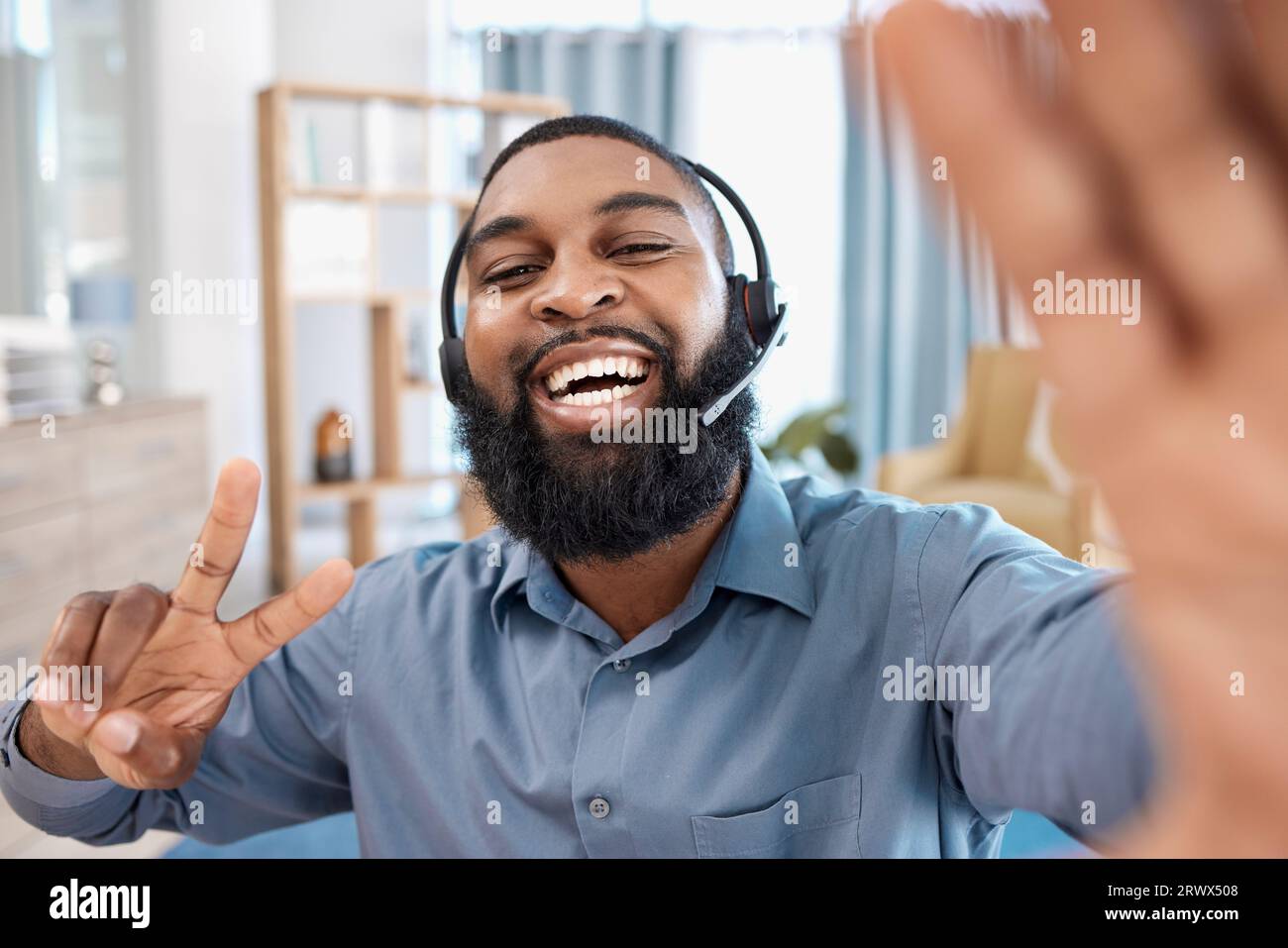 Call Center, Selfie und Porträt des Kundendienstberaters im Büro mit Friedenszeichen. Fröhlich, lächelnd und afrikanischer Telemarketing-Agent Stockfoto