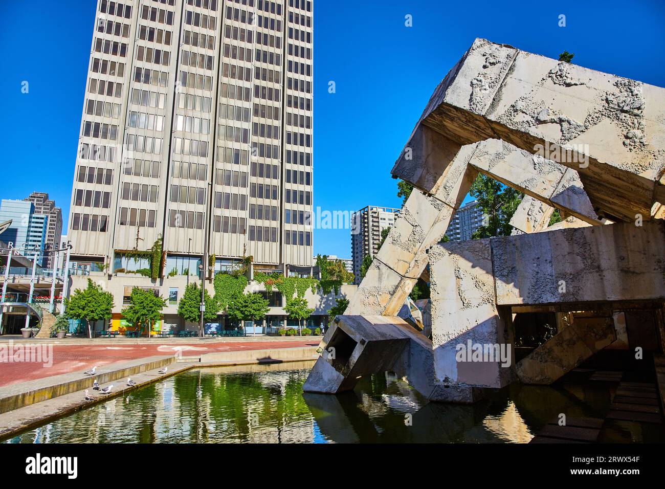 Möwen neben dem Vaillancourt-Brunnen an einem hellen, sonnigen Tag mit klarem blauem Himmel Stockfoto