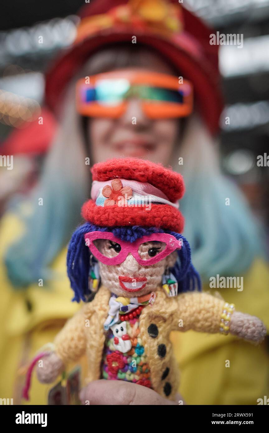 London, Großbritannien. September 2023. London Colour Walk am Old Spitalfields Market. Die monatliche Farbenextravaganz setzt ihre Zusammenkünfte auf dem Markt fort, mit ihren lebendigen Motiven, die stolz ihr selbstgemachtes und exzentrisches Kleid zeigen. Der Künstler und Modedesigner, der seit Dezember 2016 von Florent Bidois organisiert wird, trägt maßgeblich dazu bei, die Versammlungen zu inspirieren und kreative Menschen zu ermutigen, die Farbe und Kleidung lieben. Guy Corbishley/Alamy Live News Stockfoto