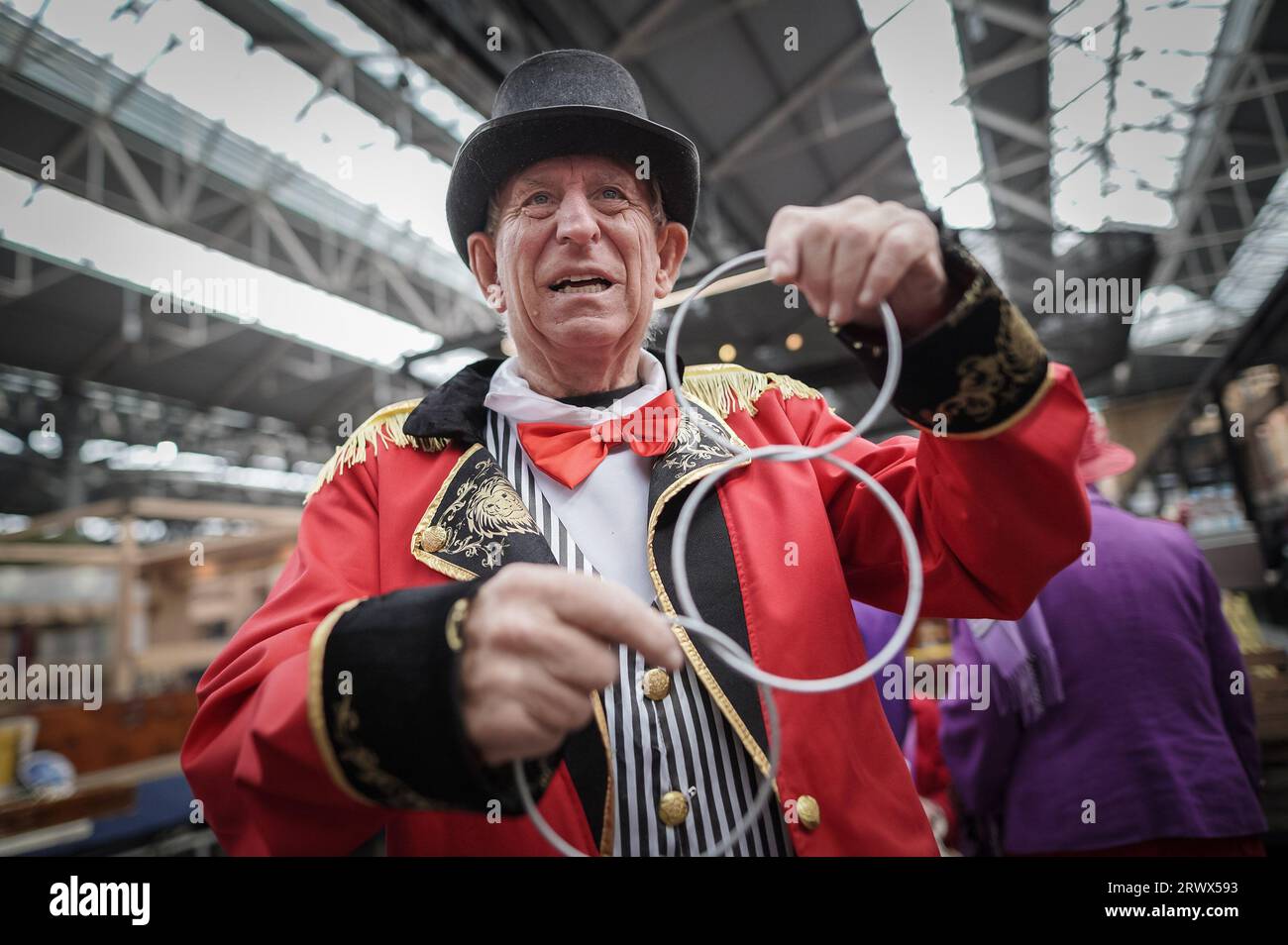 London, Großbritannien. September 2023. London Colour Walk am Old Spitalfields Market. Die monatliche Farbenextravaganz setzt ihre Zusammenkünfte auf dem Markt fort, mit ihren lebendigen Motiven, die stolz ihr selbstgemachtes und exzentrisches Kleid zeigen. Der Künstler und Modedesigner, der seit Dezember 2016 von Florent Bidois organisiert wird, trägt maßgeblich dazu bei, die Versammlungen zu inspirieren und kreative Menschen zu ermutigen, die Farbe und Kleidung lieben. Guy Corbishley/Alamy Live News Stockfoto
