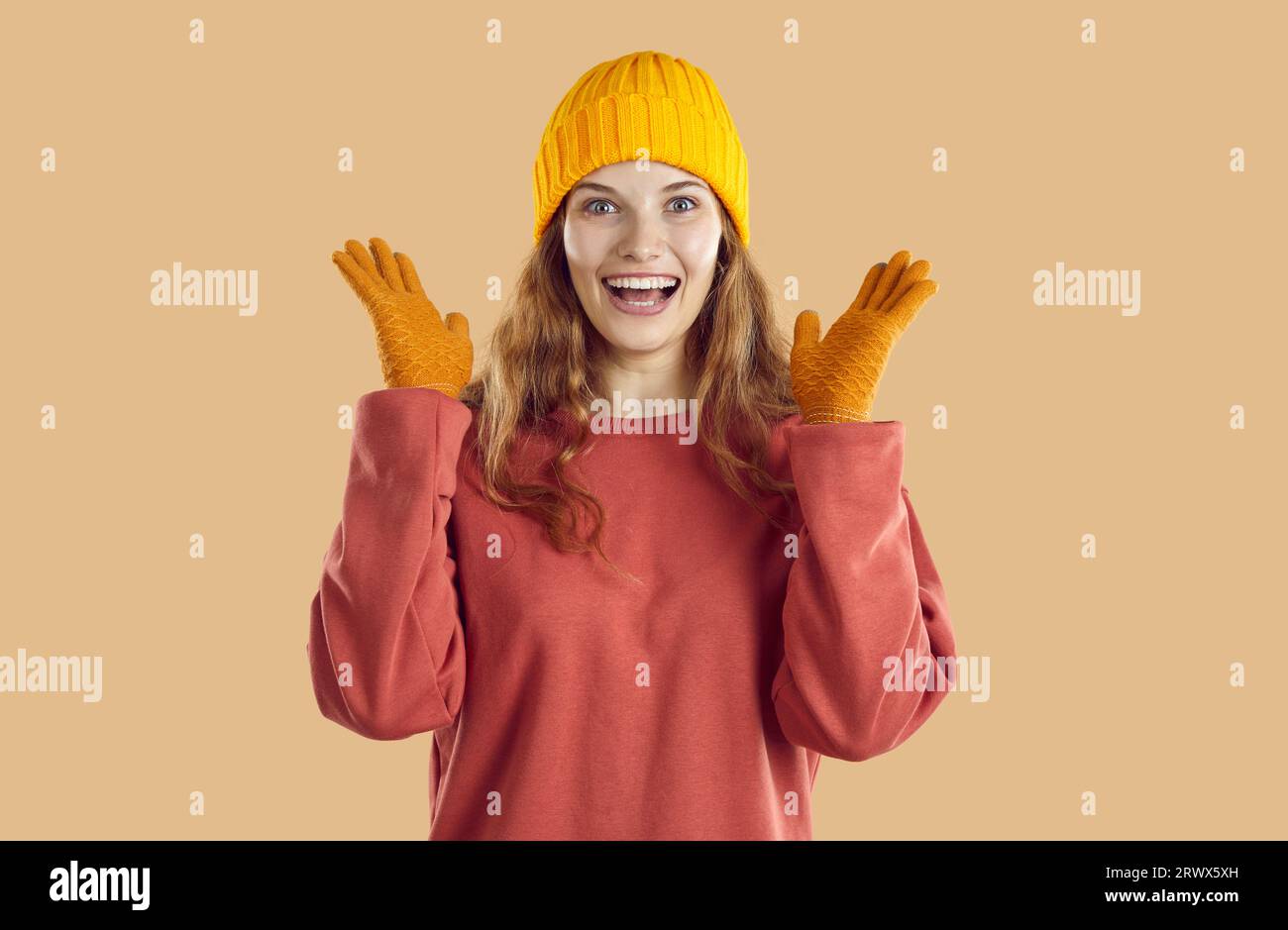 Porträt eines fröhlich überraschten jungen weiblichen Models in warmer Herbstkleidung Stockfoto
