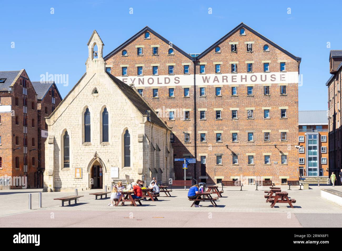 Gloucester Docks Double Reynolds Warehouse und Mariner's Church Gloucester Gloucestershire England GB Europa Stockfoto