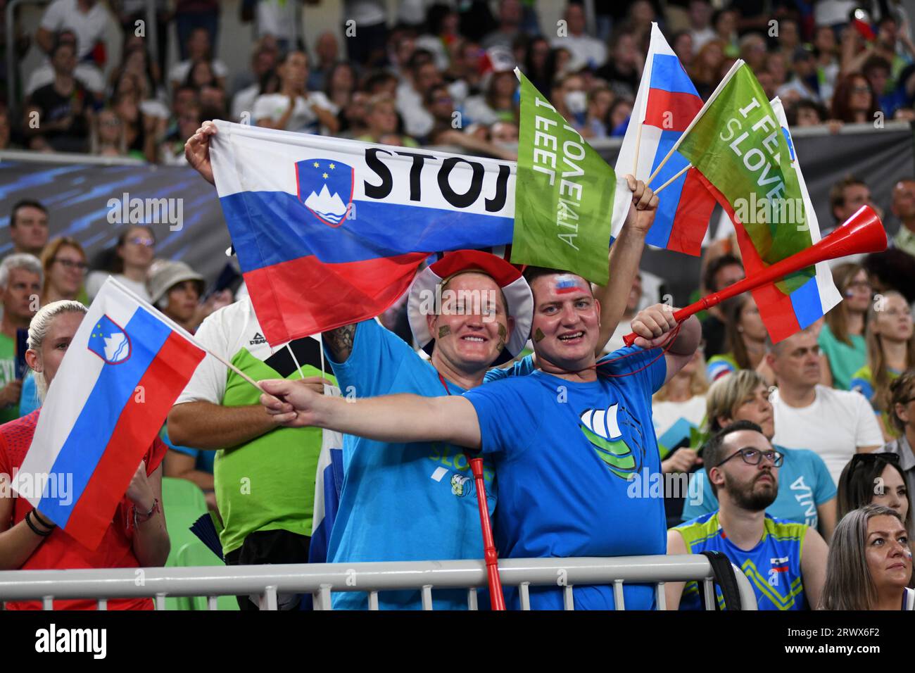 Slowenische Fans bei der Volleyball-Weltmeisterschaft 2022. Arena Stozice, Ljubljana Stockfoto