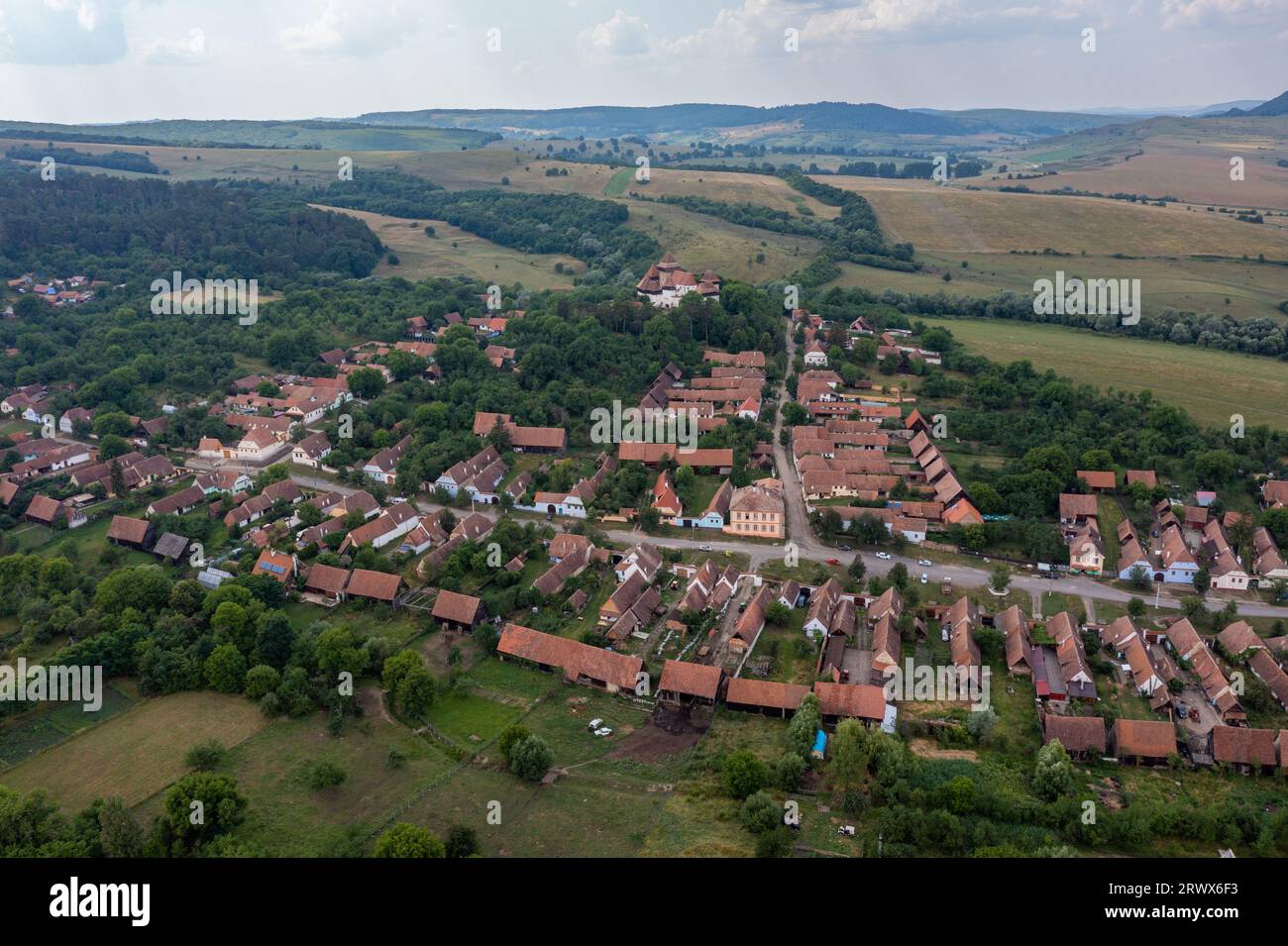 Die befestigte Kirche und das Dorf Viscri in Rumänien Stockfoto