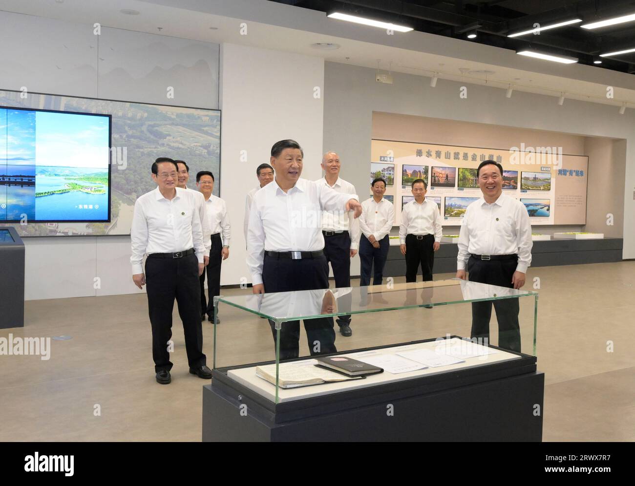 (230921) -- HANGZHOU, 21. September 2023 (Xinhua) -- Xi Jinping, Generalsekretär des Zentralkomitees der Kommunistischen Partei Chinas, inspiziert einen Kanal-Kulturpark in Shaoxing, Ostchinesische Provinz Zhejiang, 20. September 2023. XI inspizierte die Stadt Shaoxing in der ostchinesischen Provinz Zhejiang am Mittwochnachmittag. XI besuchte eine Ausstellungshalle mit dem „Fengqiao-Modell“ zur Förderung der Governance auf Gemeindeebene, um die Entwicklung des Streitbeilegungsmechanismus zu überprüfen und mehr über seine innovative Entwicklung in der neuen Ära zu erfahren. XI ging auch in einen Kanal Kulturpark, um mehr über das Histo zu erfahren Stockfoto