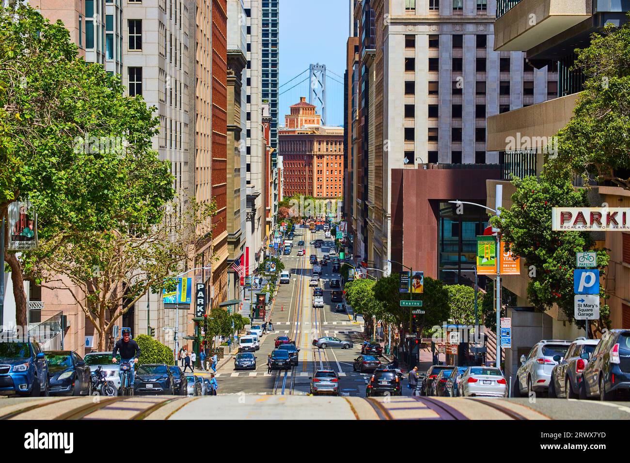 Blick auf die geschäftige California Street mit Autos und Blick auf die Oakland Bay Bridge Stockfoto