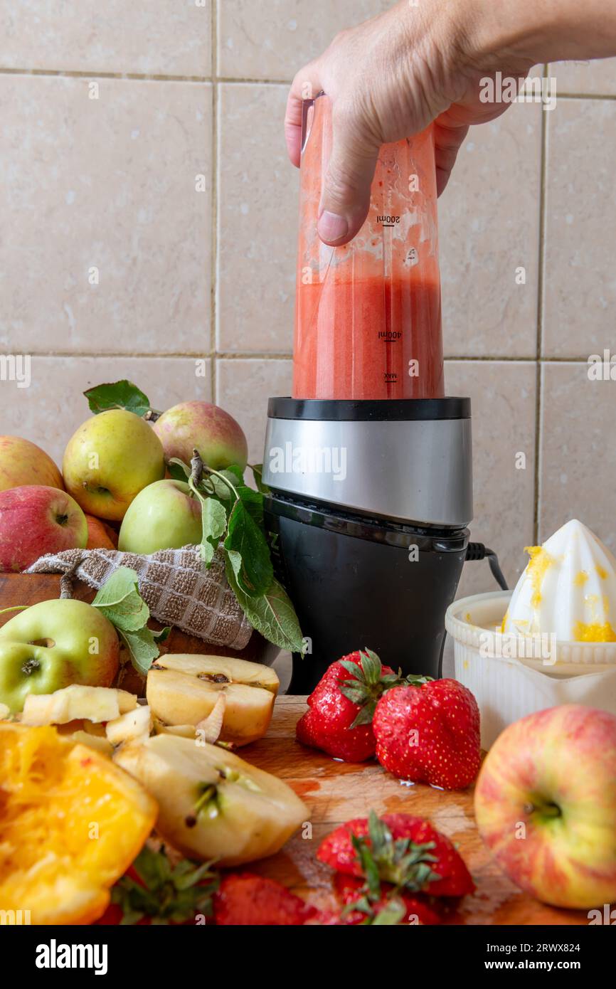 Zubereitung eines Smoothies mit frischen Früchten in einem Mixer. Gesunder Lebensstil, Gesundheitskost-Konzept. Stockfoto