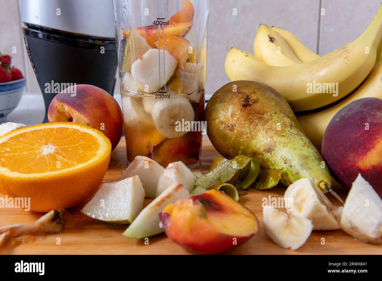 Zubereitung eines Smoothies mit frischen Früchten in einem Mixer. Gesunder Lebensstil, Gesundheitskost-Konzept. Stockfoto