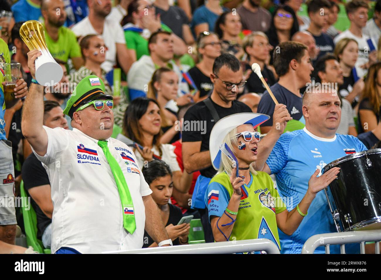 Slowenische Fans bei der Volleyball-Weltmeisterschaft 2022. Arena Stozice, Ljubljana Stockfoto