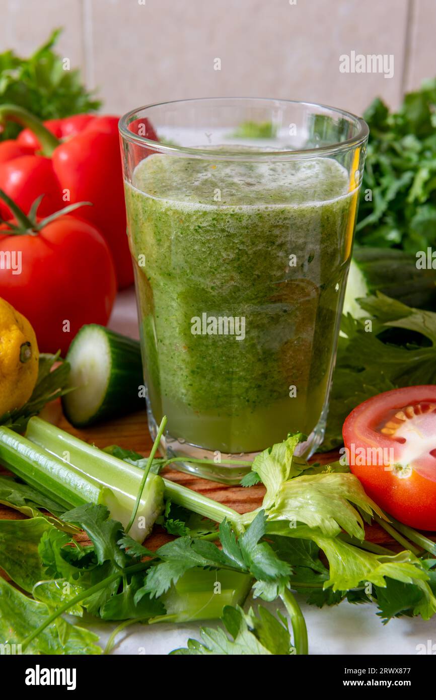 Ein Glas Smoothie aus einer Mischung aus gesundem rohem Gemüse. Gesundes Lifestyle- und Wohnkonzept. Stockfoto