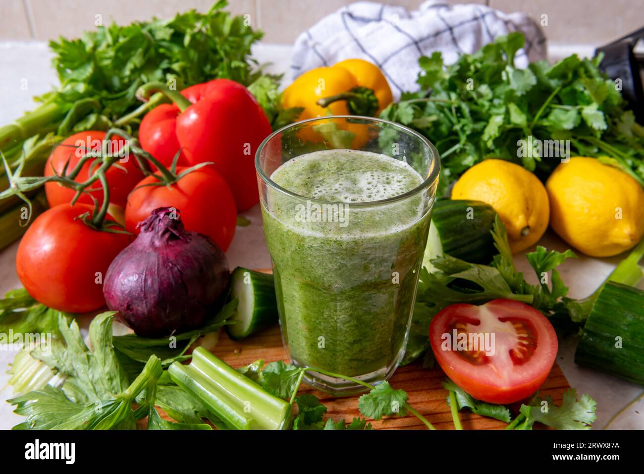 Ein Glas Smoothie aus einer Mischung aus gesundem rohem Gemüse. Gesundes Lifestyle- und Wohnkonzept. Stockfoto