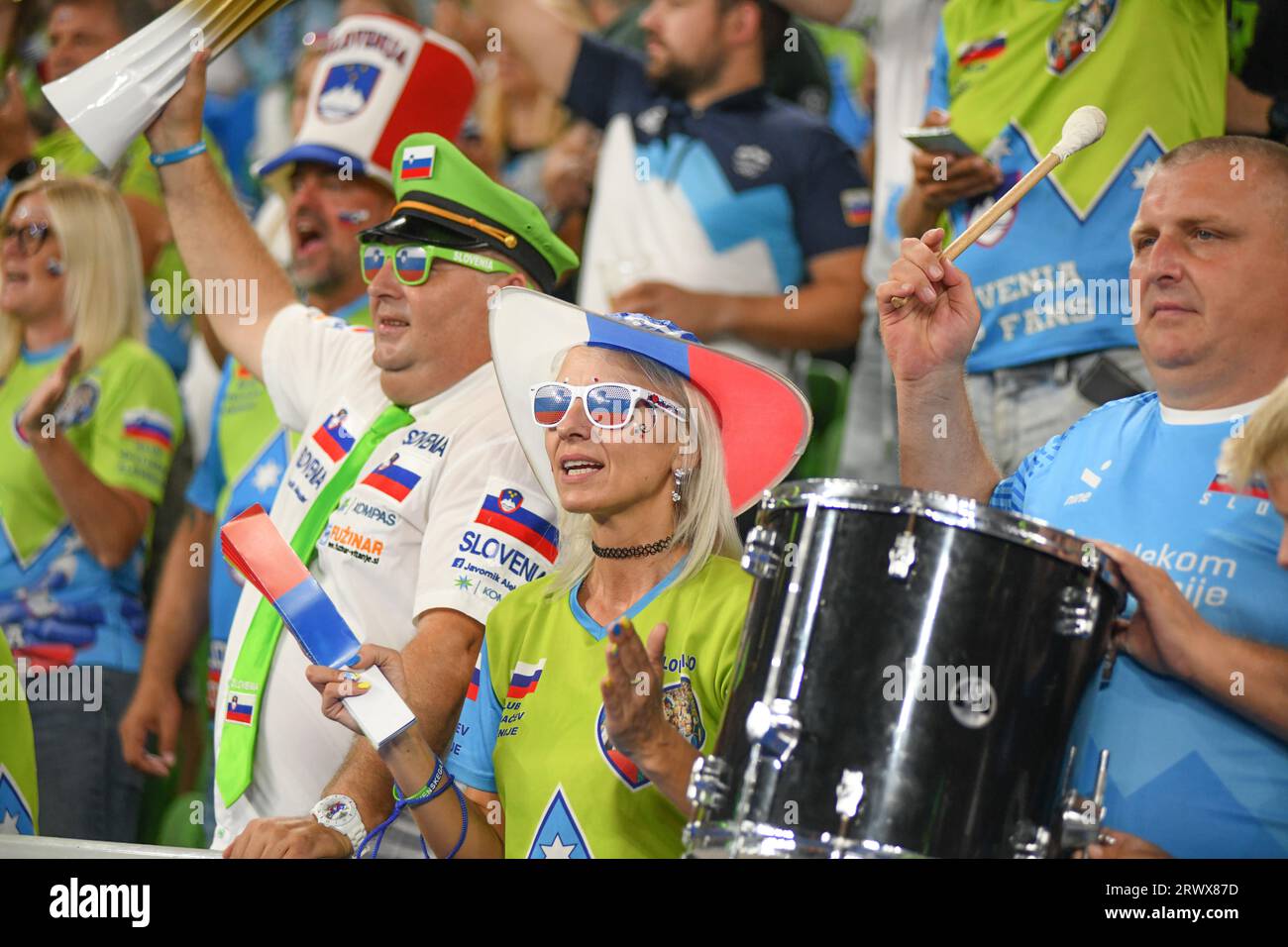 Slowenische Fans bei der Volleyball-Weltmeisterschaft 2022. Arena Stozice, Ljubljana Stockfoto