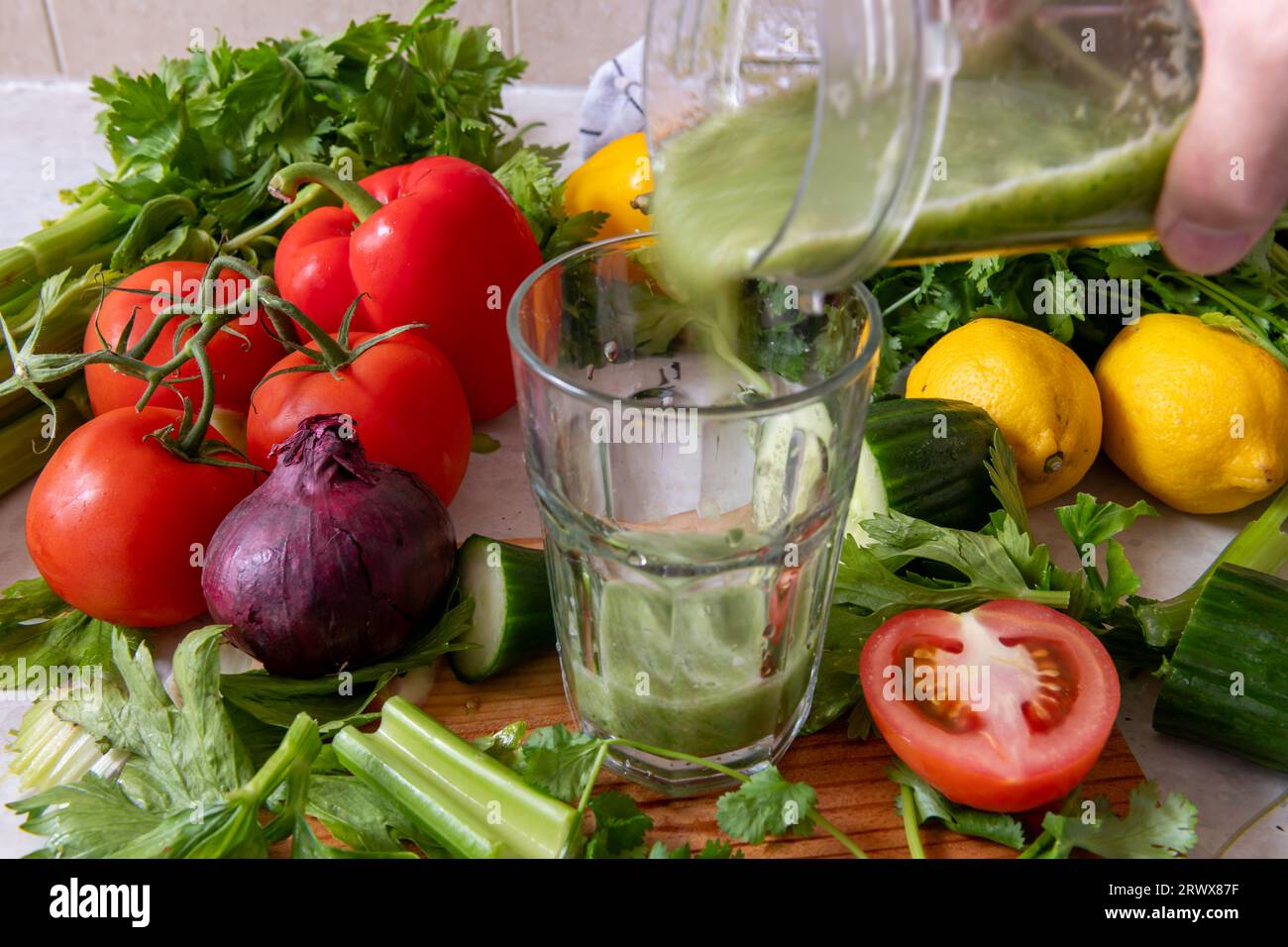 Ein Glas Smoothie aus einer Mischung aus gesundem rohem Gemüse. Gesundes Lifestyle- und Wohnkonzept. Stockfoto