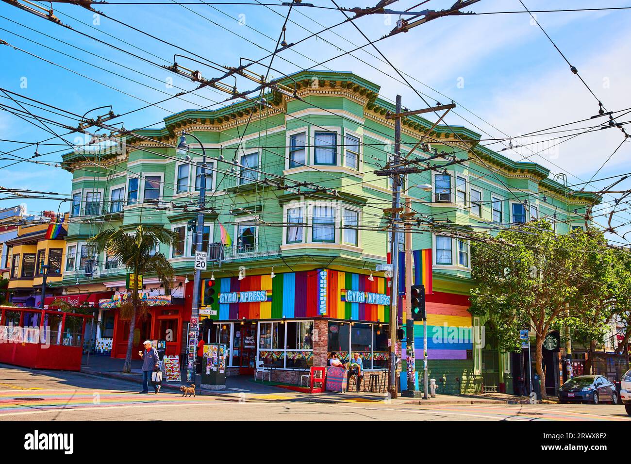 Gyro Xpress mit Regenbogenfarben und Bannern auf LGBTQIA+ Straßenansicht Stockfoto