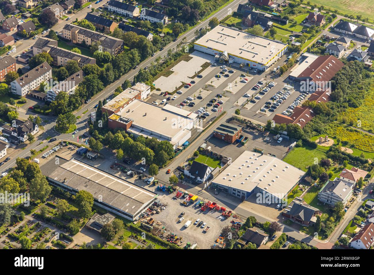 Luftaufnahme, Rewe Supermarkt und Aldi Supermarkt, Tedox DIY Store, Cheruskerstraße, Beckum, Münsterland, Nordrhein-Westfalen, Deutschland, DE, Shoppi Stockfoto