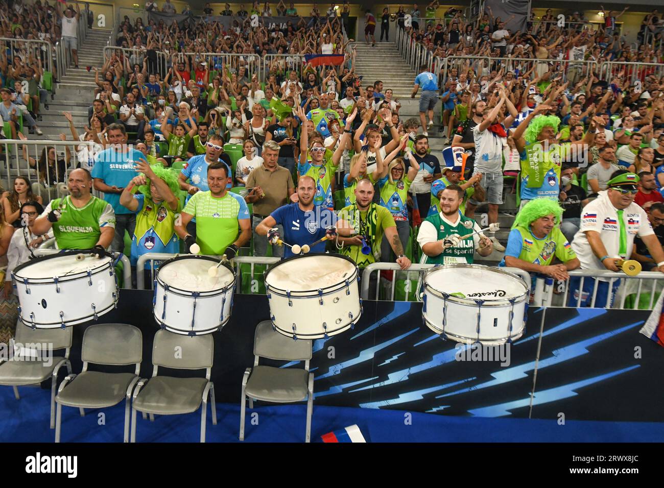 Slowenische Fans bei der Volleyball-Weltmeisterschaft 2022. Arena Stozice, Ljubljana Stockfoto
