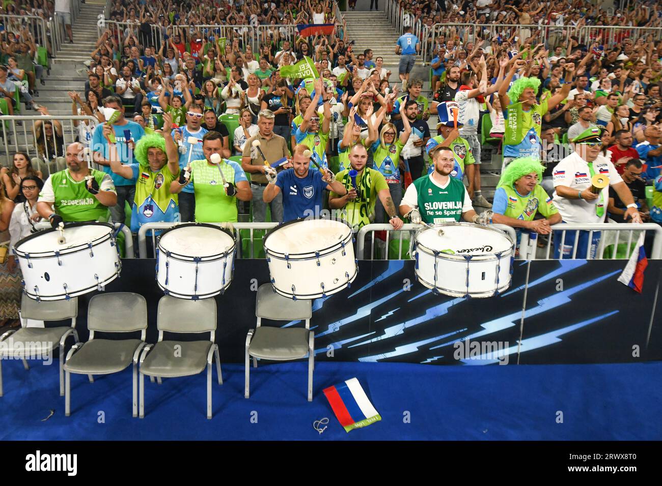 Slowenische Fans bei der Volleyball-Weltmeisterschaft 2022. Arena Stozice, Ljubljana Stockfoto