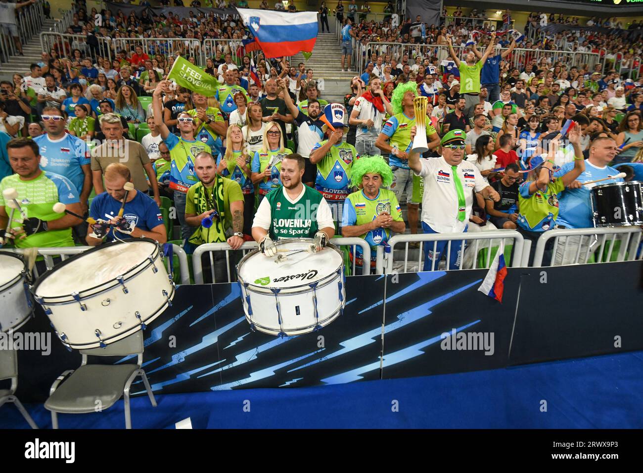 Slowenische Fans bei der Volleyball-Weltmeisterschaft 2022. Arena Stozice, Ljubljana Stockfoto