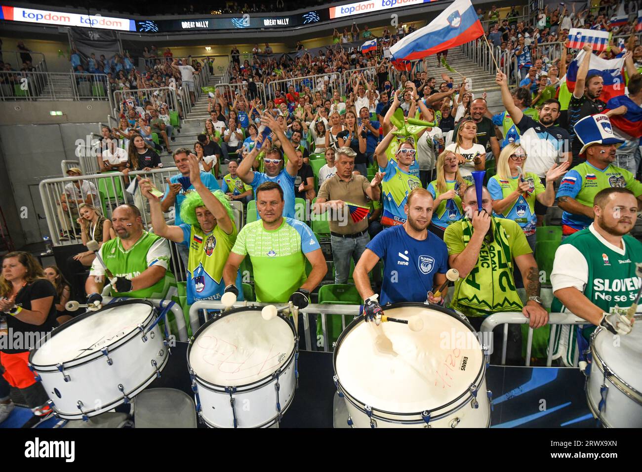 Slowenische Fans bei der Volleyball-Weltmeisterschaft 2022. Arena Stozice, Ljubljana Stockfoto