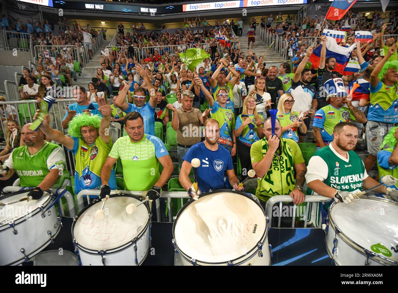 Slowenische Fans bei der Volleyball-Weltmeisterschaft 2022. Arena Stozice, Ljubljana Stockfoto
