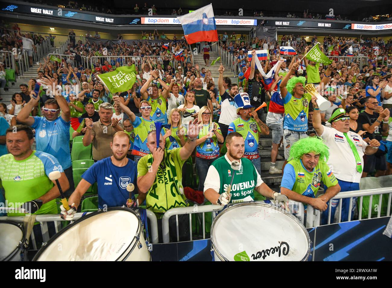 Slowenische Fans bei der Volleyball-Weltmeisterschaft 2022. Arena Stozice, Ljubljana Stockfoto