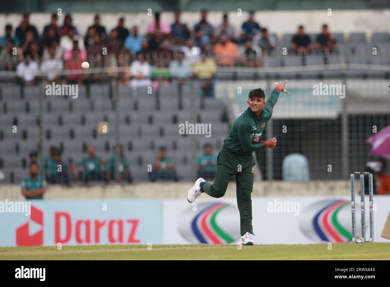 Bangladeshi spiner Shak Mahedi Hasan während des 1. ODI-Spiels von Bangladesch und Neuseeland in drei Spielserien im Sher-e-Bangla National Cricket Stadi Stockfoto