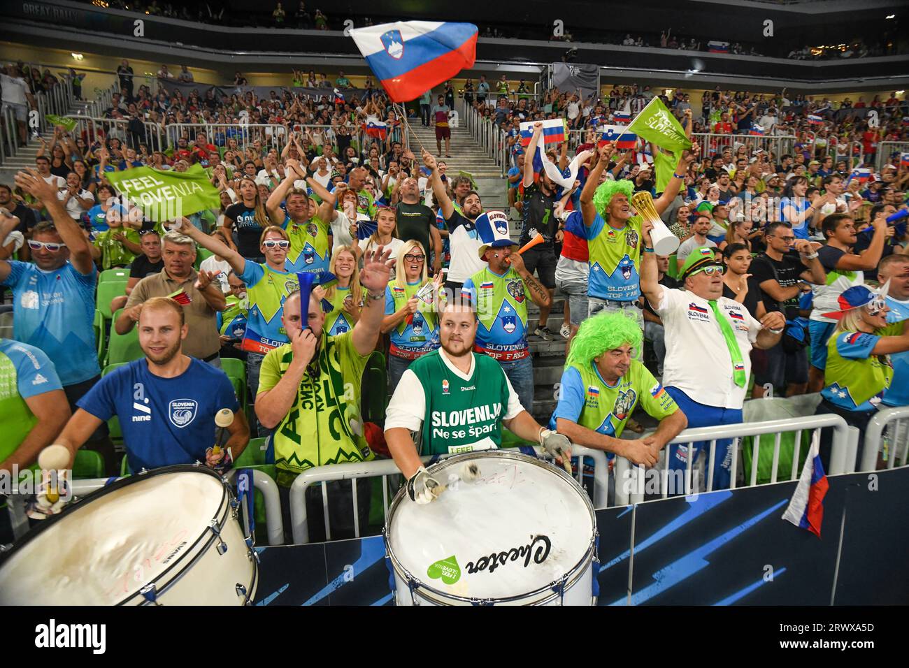 Slowenische Fans bei der Volleyball-Weltmeisterschaft 2022. Arena Stozice, Ljubljana Stockfoto