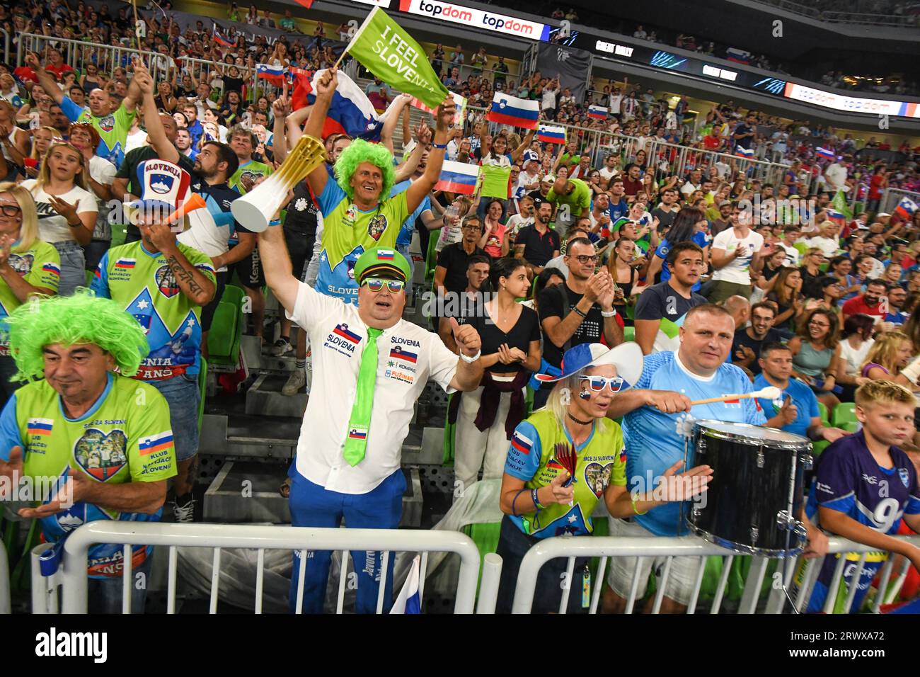 Slowenische Fans bei der Volleyball-Weltmeisterschaft 2022. Arena Stozice, Ljubljana Stockfoto