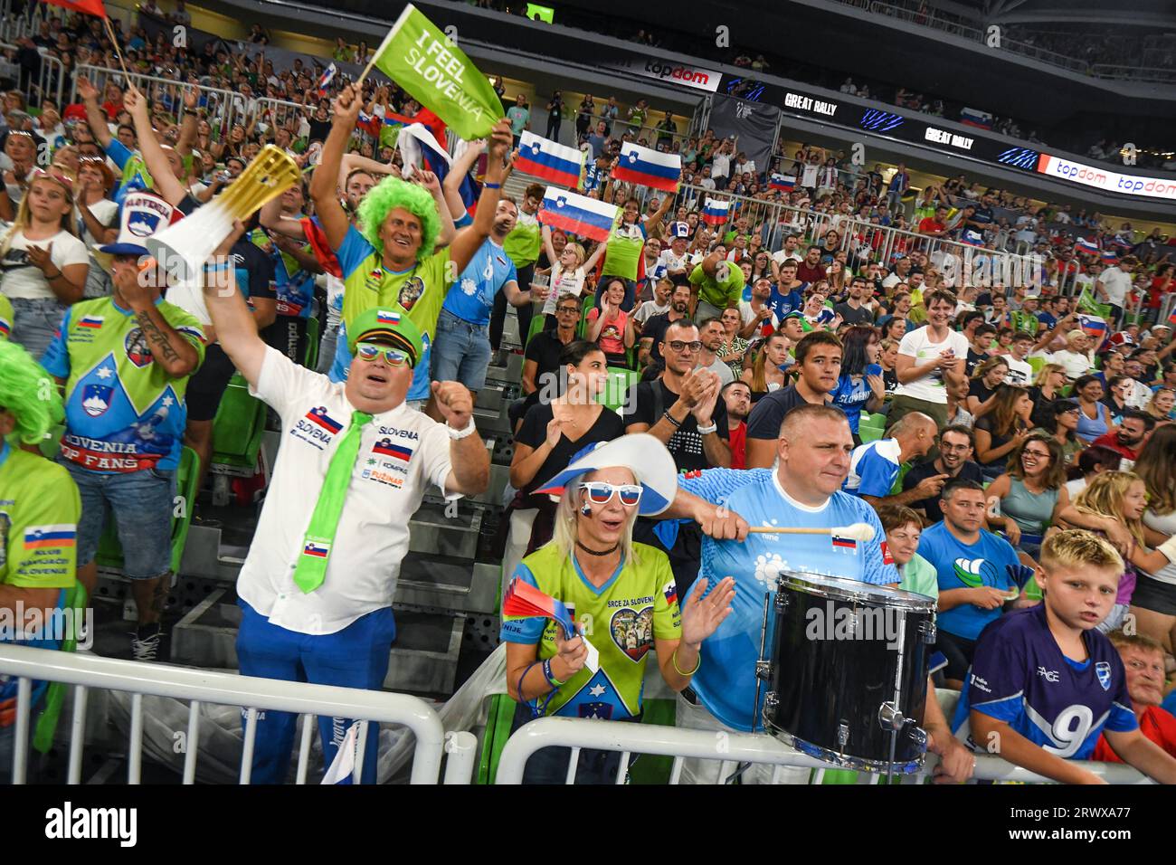 Slowenische Fans bei der Volleyball-Weltmeisterschaft 2022. Arena Stozice, Ljubljana Stockfoto
