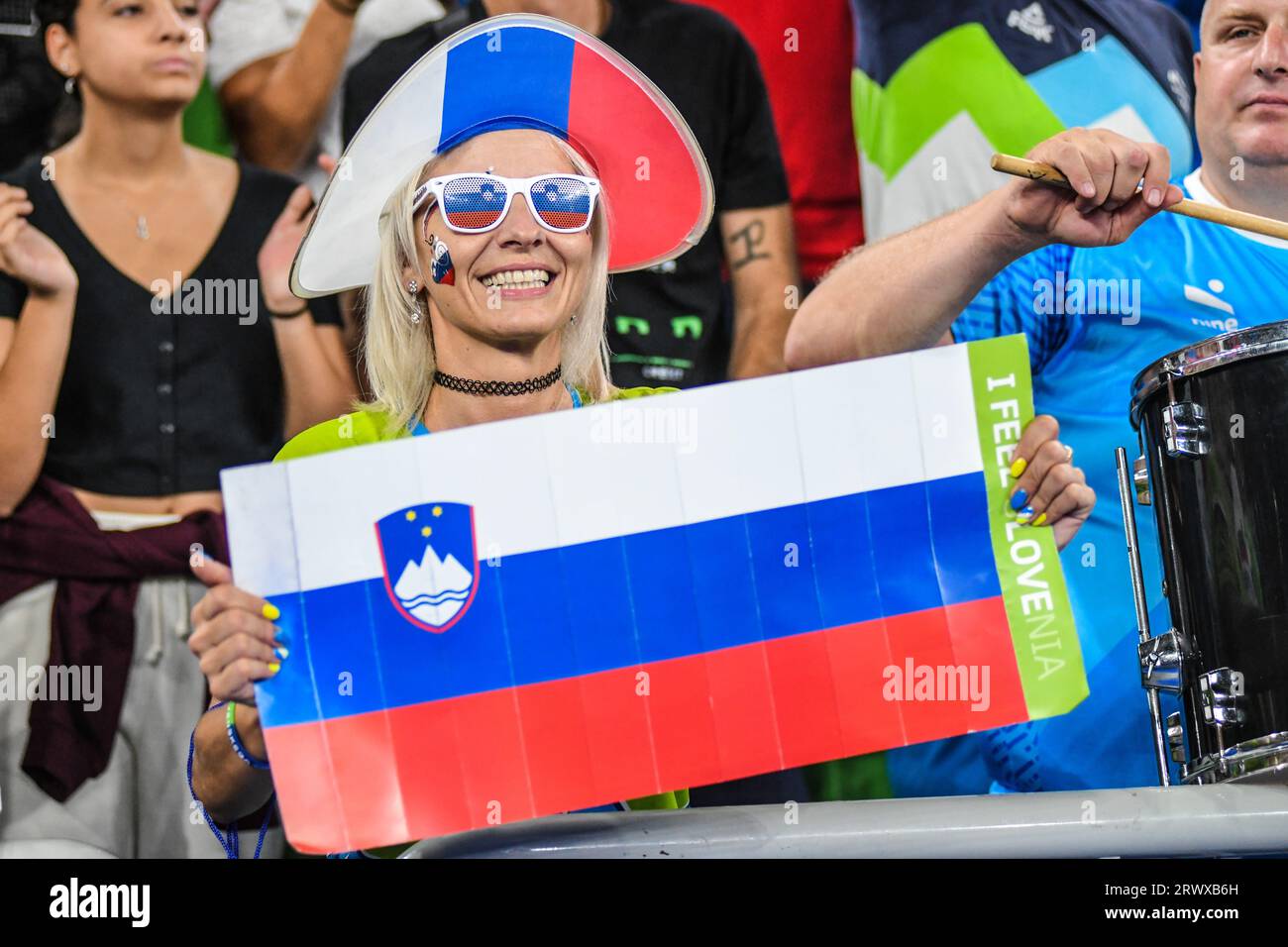 Slowenischer Fan bei der Volleyball-Weltmeisterschaft 2022. Arena Stozice, Ljubljana Stockfoto
